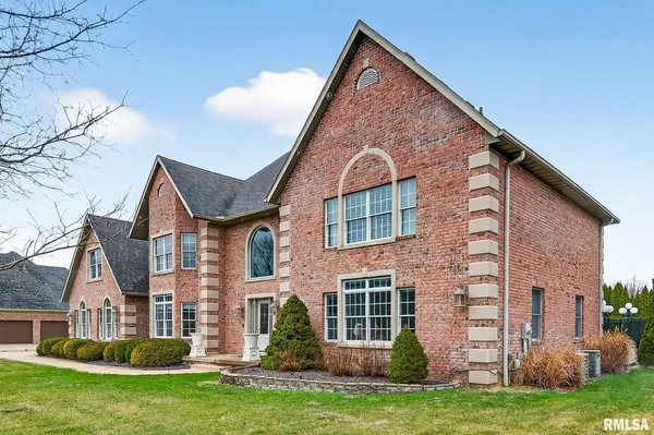 $950,000 | 3113 West Summerbend Court, Peoria, IL 61615