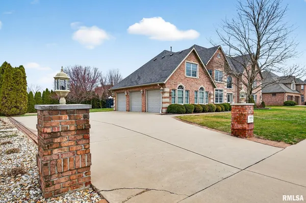 $950,000 | 3113 West Summerbend Court, Peoria, IL 61615
