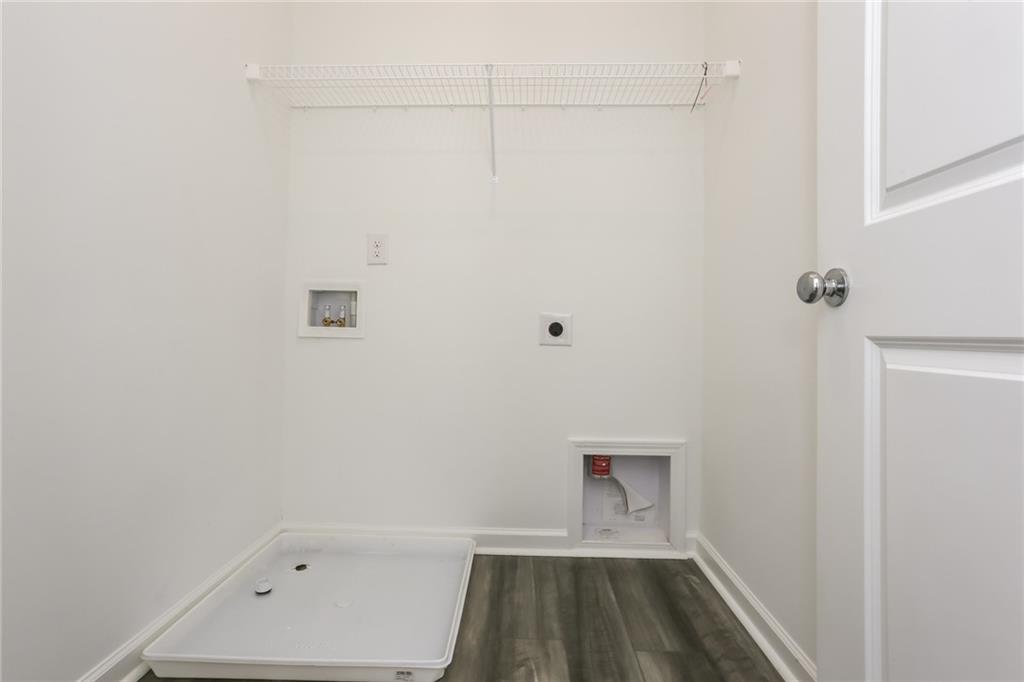 339 Sammon Way Lawrenceville, GA 30046 - Photo 17 of 20 a bathroom with a bathtub
