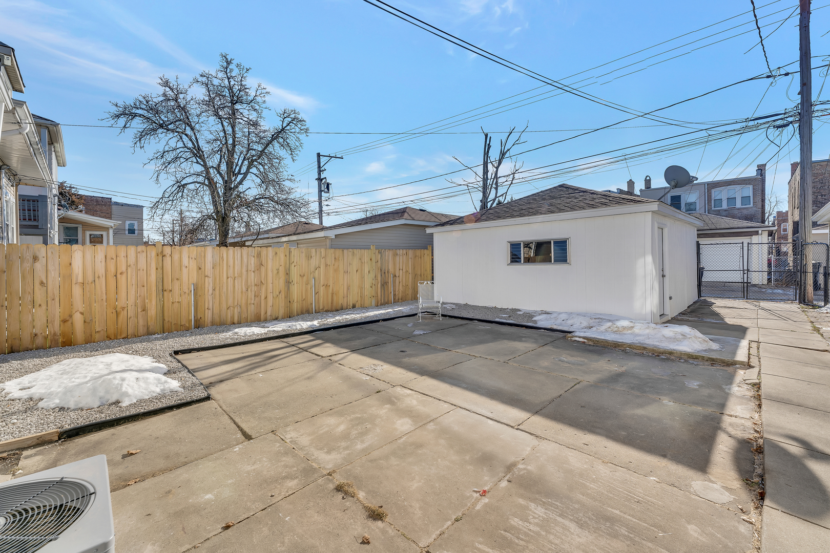 5237 West Henderson Street Chicago, IL 60641 - Photo 4 of 37 a view of a garage