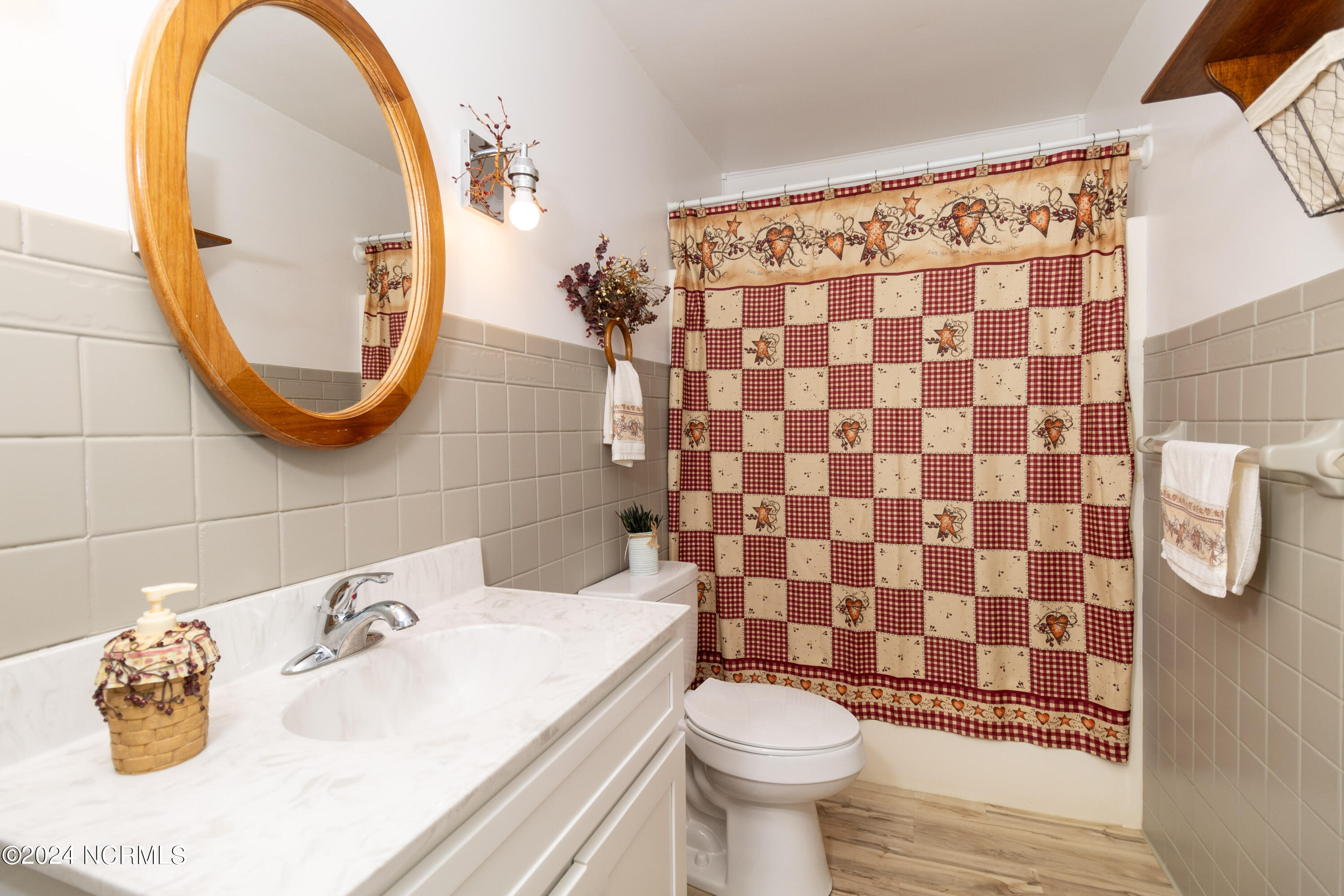 104 Manor Road Edenton, NC 27932 - Photo 15 of 38 Hall bathroom