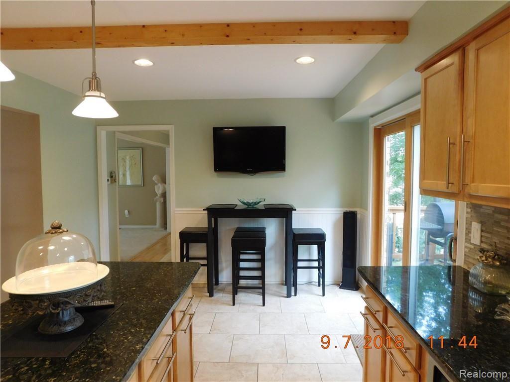 37335 Chesapeake Road Farmington Hills, MI 48335 - Photo 8 of 48