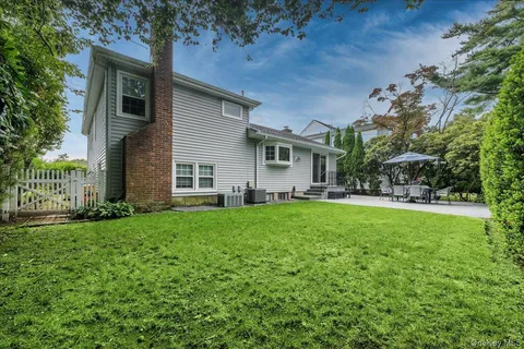 a view of a house with backyard and garden