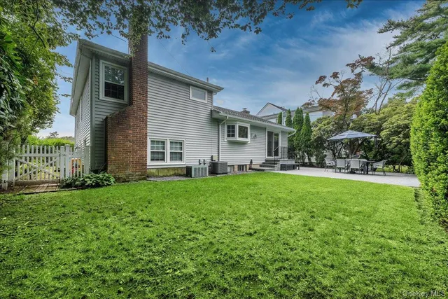 a view of a house with backyard and garden
