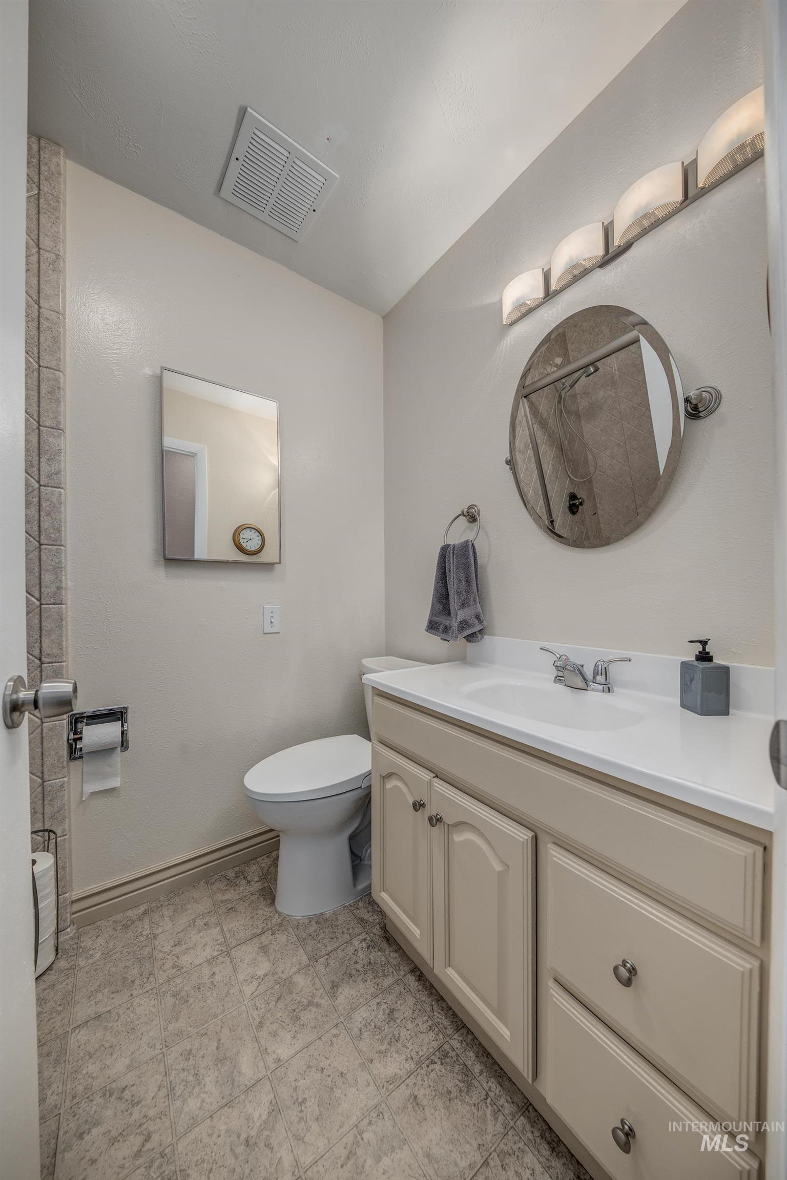 611 West Indianhead Road Weiser, ID 83672 - Photo 16 of 34 Full bathroom with vanity and a shower