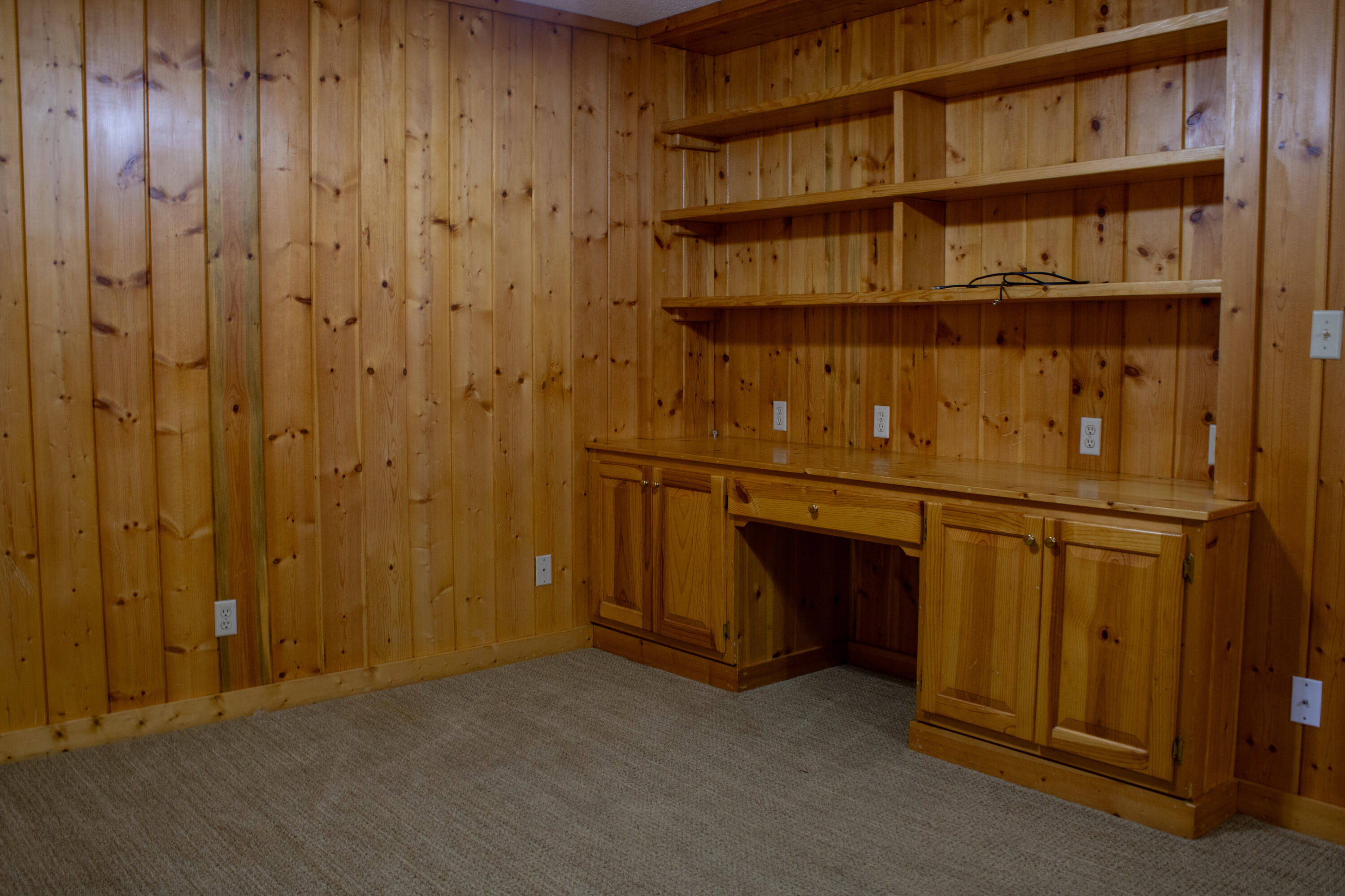 923 South Burnt Mill Road LaFayette, GA 30728 - Photo 20 of 41 Built-in desk in Bedroom #2