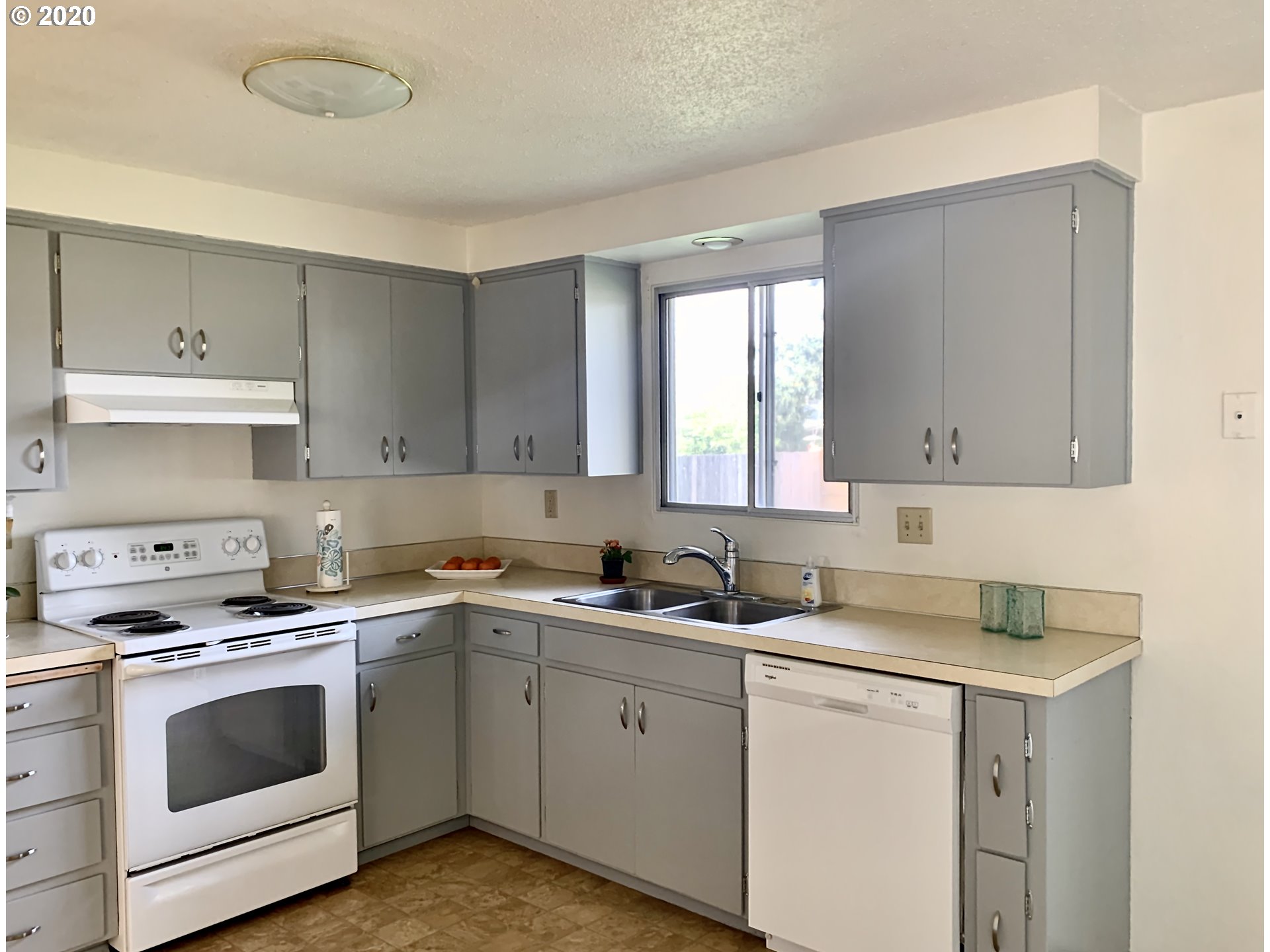 464 South 40th Street Springfield, OR 97478 - Photo 2 of 13