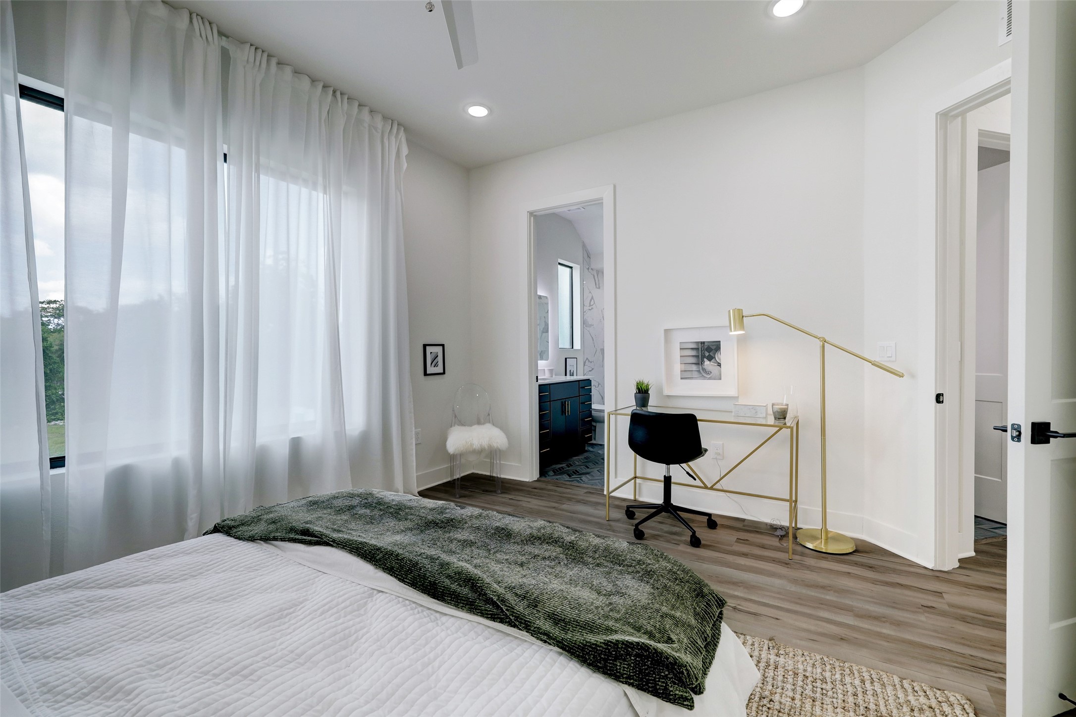 4932 Old Spanish Trail, Unit D301 Houston, TX 77021 - Photo 17 of 29 a bedroom with a bed and a window