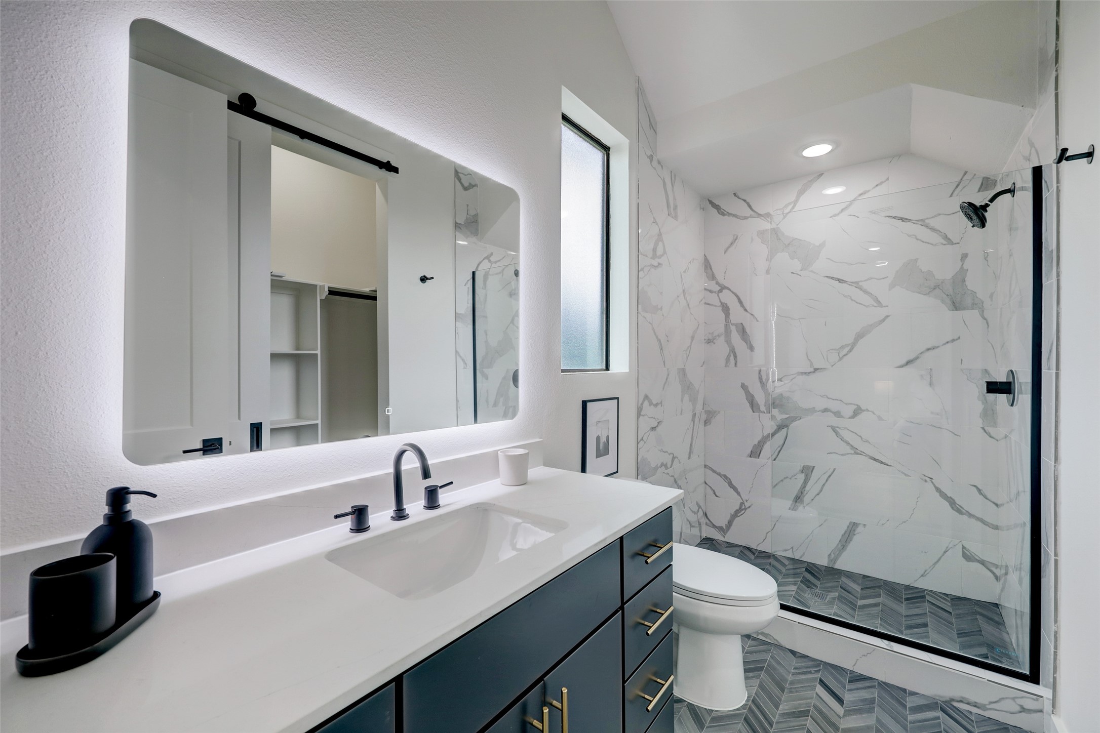 4932 Old Spanish Trail, Unit D301 Houston, TX 77021 - Photo 20 of 29 a bathroom with a sink toilet a mirror and shower