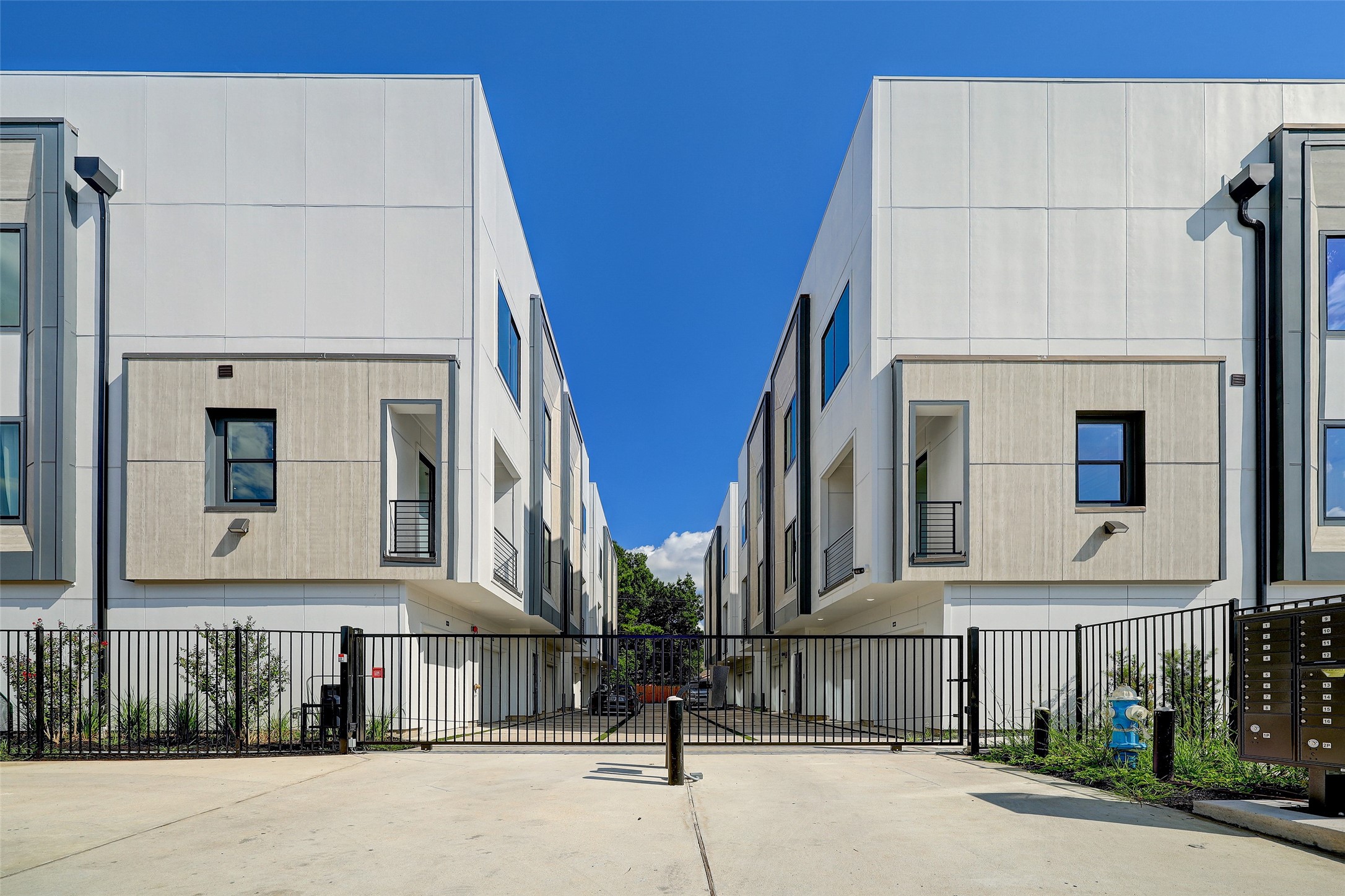 4932 Old Spanish Trail, Unit D301 Houston, TX 77021 - Photo 25 of 29 a view of a brick building with many windows