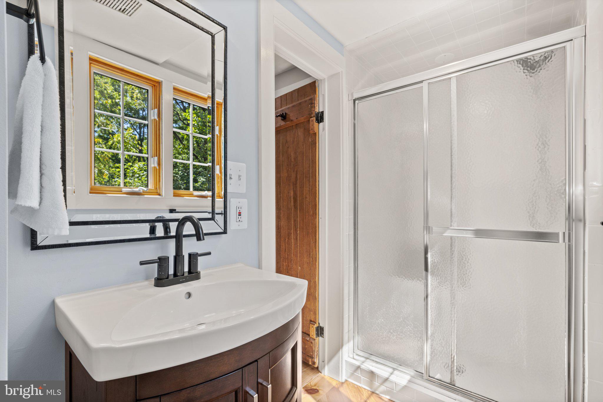 37028 Gaver Mill Road Purcellville, VA 20132 - Photo 18 of 79 Main Level Full Bathroom