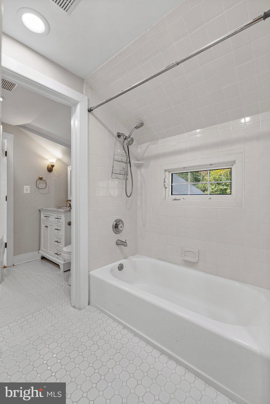 37028 Gaver Mill Road Purcellville, VA 20132 - Photo 58 of 79 Upper Level Full Bathroom