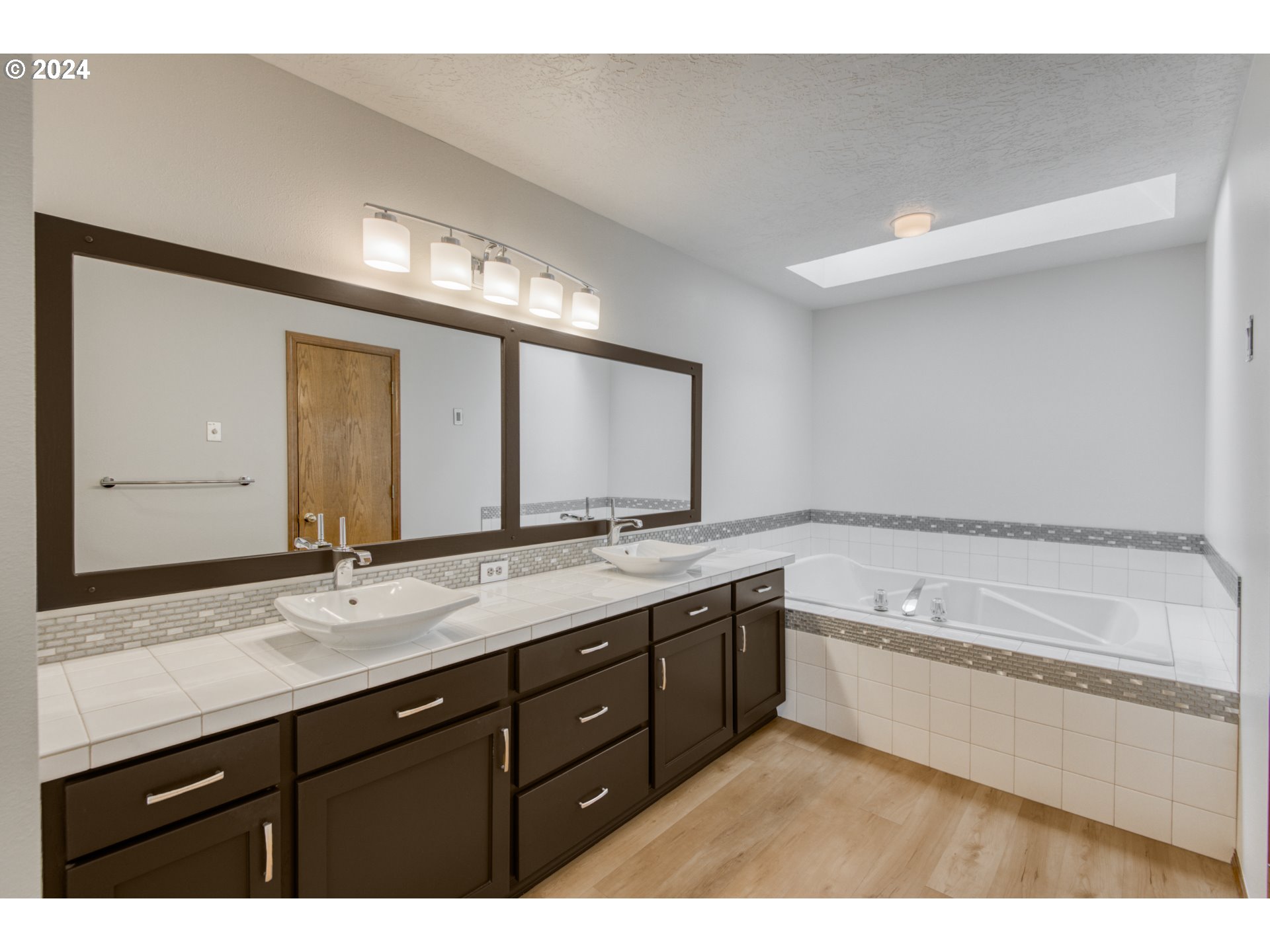 612 Southeast Lovrien Place Gresham, OR 97080 - Photo 19 of 48 a spacious bathroom with a granite countertop sink mirror and bathtub
