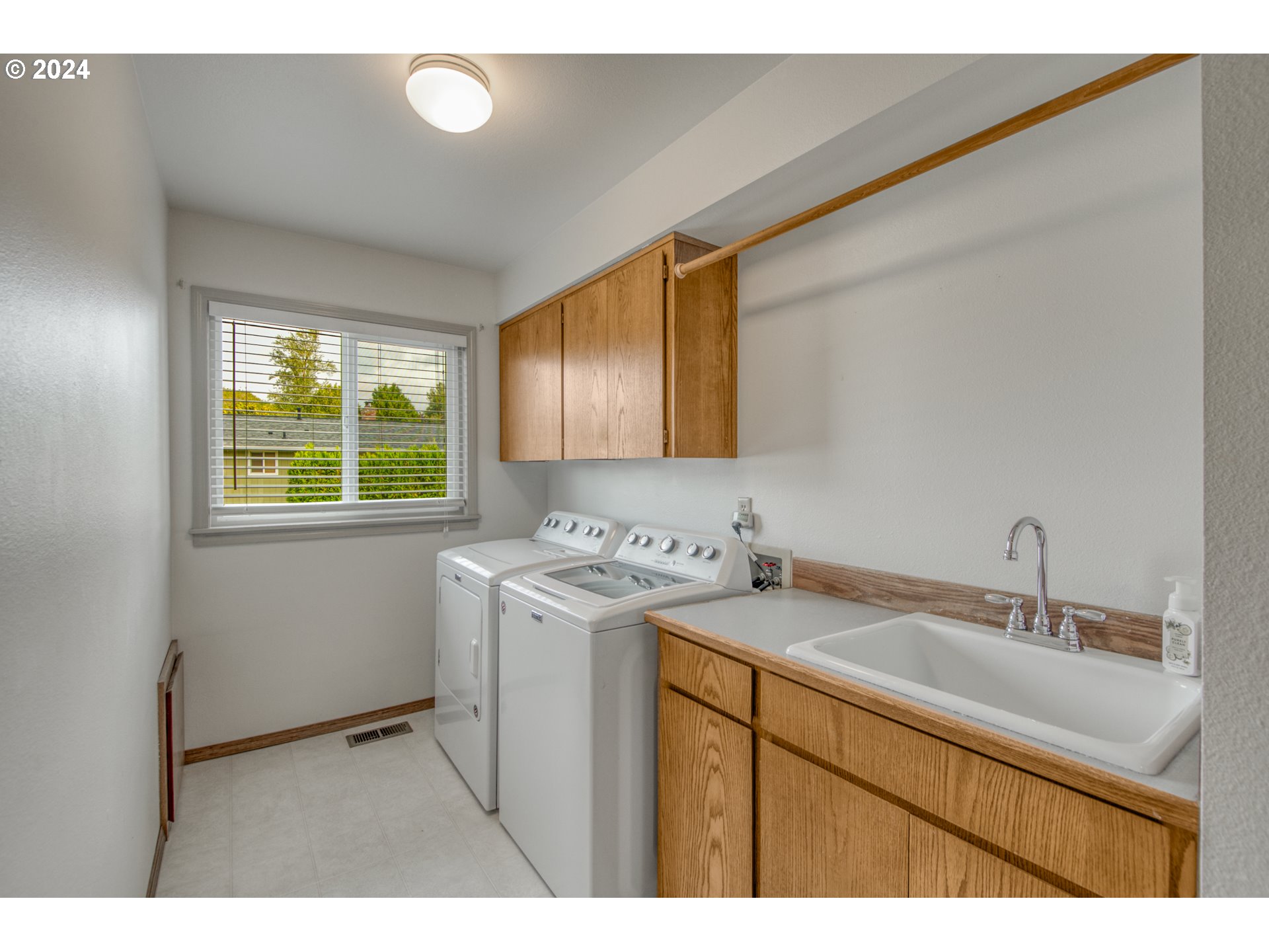 612 Southeast Lovrien Place Gresham, OR 97080 - Photo 22 of 48 a bathroom with a sink and a window