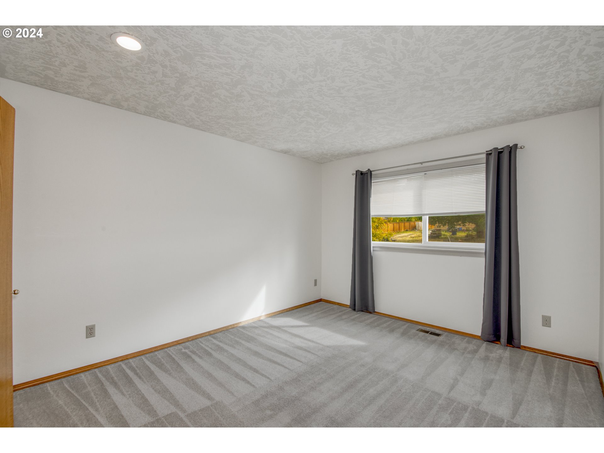 612 Southeast Lovrien Place Gresham, OR 97080 - Photo 23 of 48 a view of an empty room and window