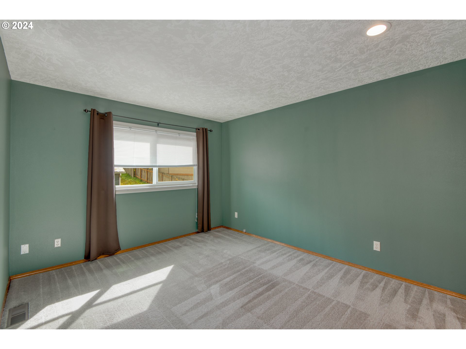 612 Southeast Lovrien Place Gresham, OR 97080 - Photo 25 of 48 a view of an empty room with a window