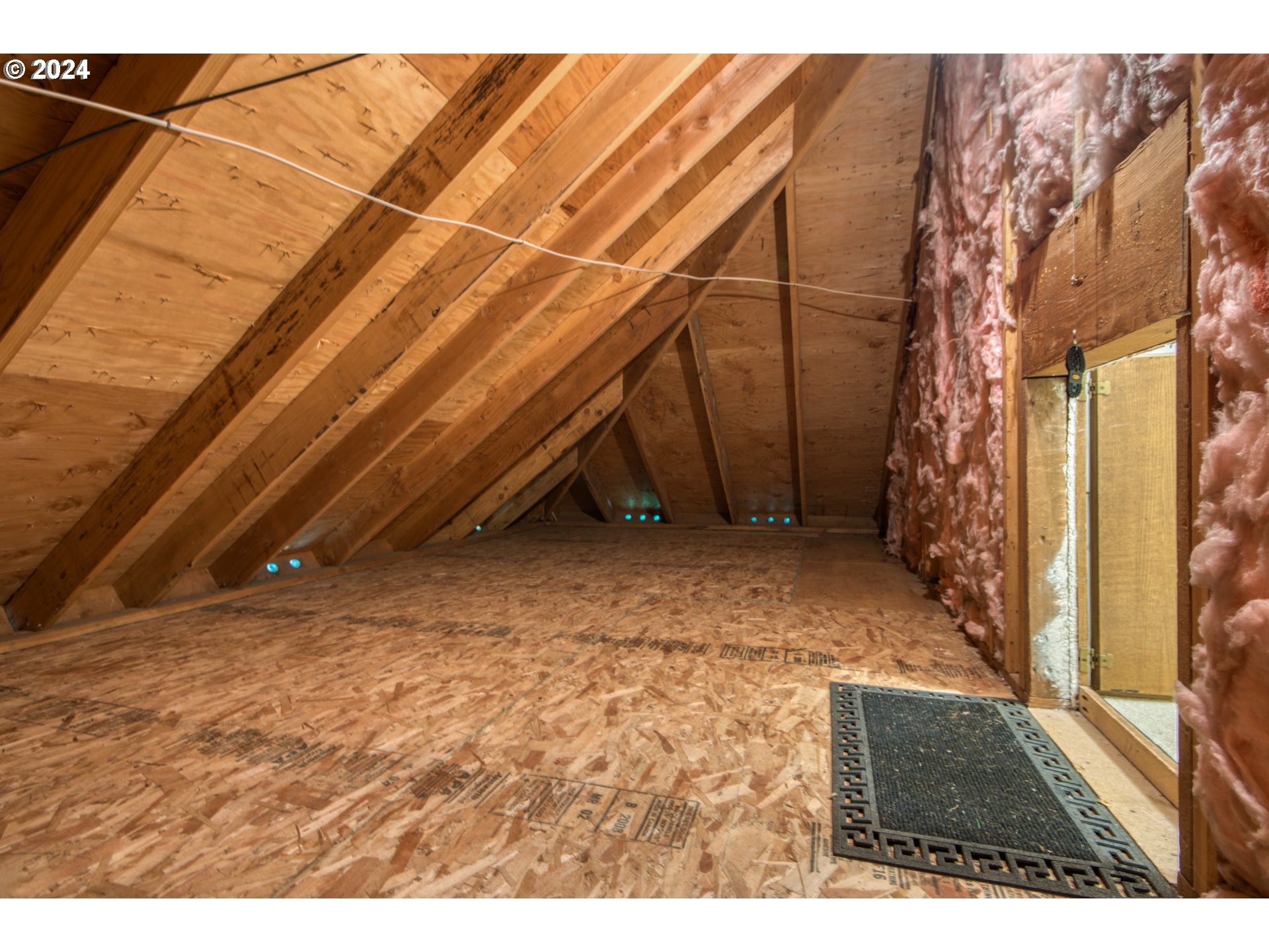 612 Southeast Lovrien Place Gresham, OR 97080 - Photo 34 of 48 a view of wooden floor in a room