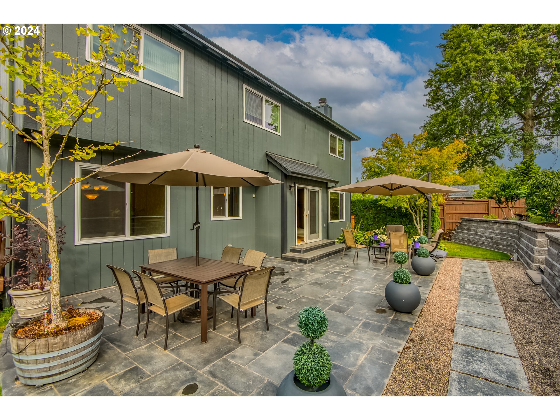612 Southeast Lovrien Place Gresham, OR 97080 - Photo 36 of 48 a view of a patio with table and chairs and potted plants