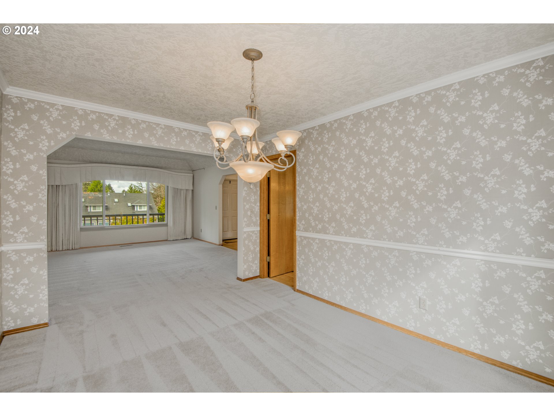 612 Southeast Lovrien Place Gresham, OR 97080 - Photo 7 of 48 a view of entryway with wooden floor