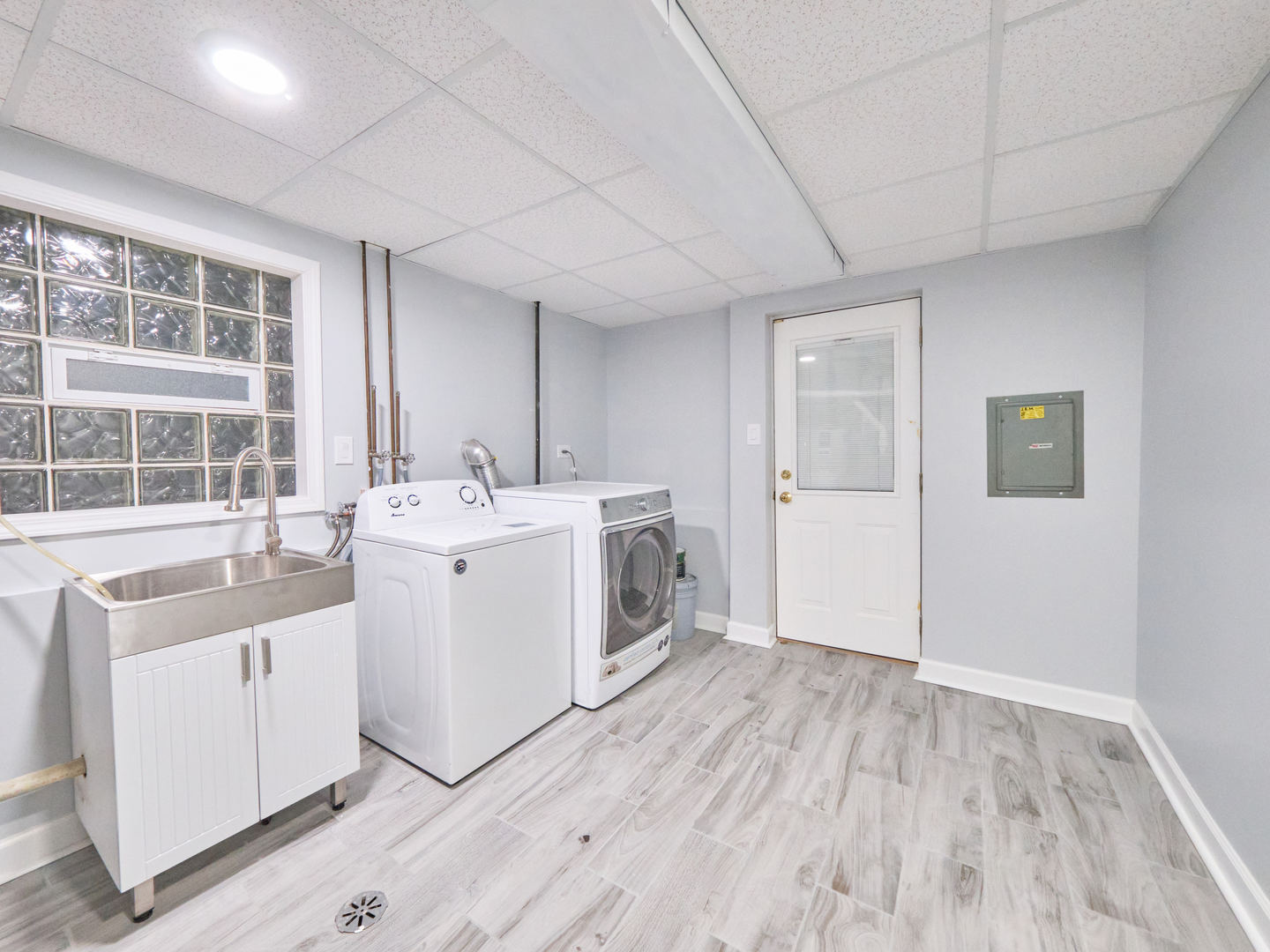 18207 Ravisloe Terrace Country Club Hills, IL 60478 - Photo 19 of 24 a utility room with cabinets washer and dryer