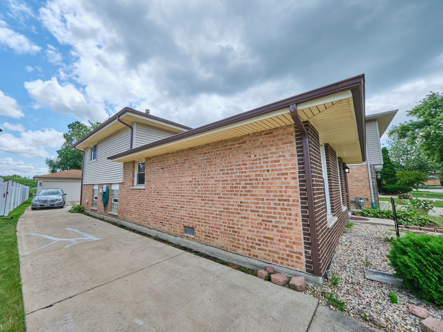 18207 Ravisloe Terrace Country Club Hills, IL 60478 - Photo 20 of 24 a backyard of a house with table and chairs