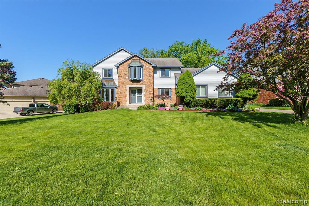 349 Shellbourne Drive Rochester Hills, MI 48309 - Photo 1 of 37