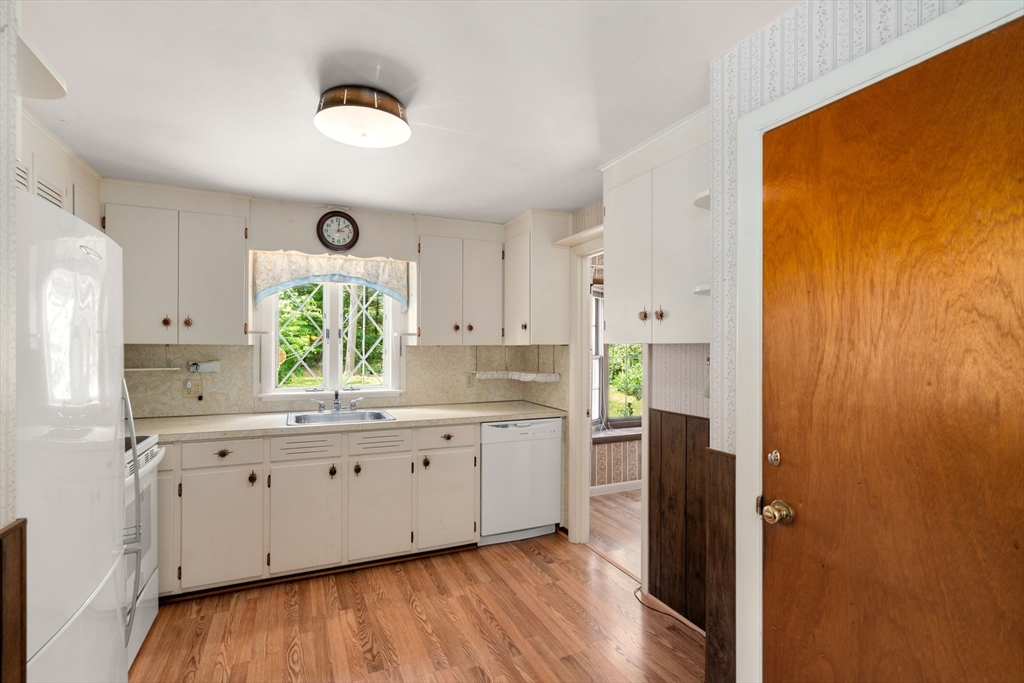 10 Davis Road Hudson, MA 01749 - Photo 16 of 38