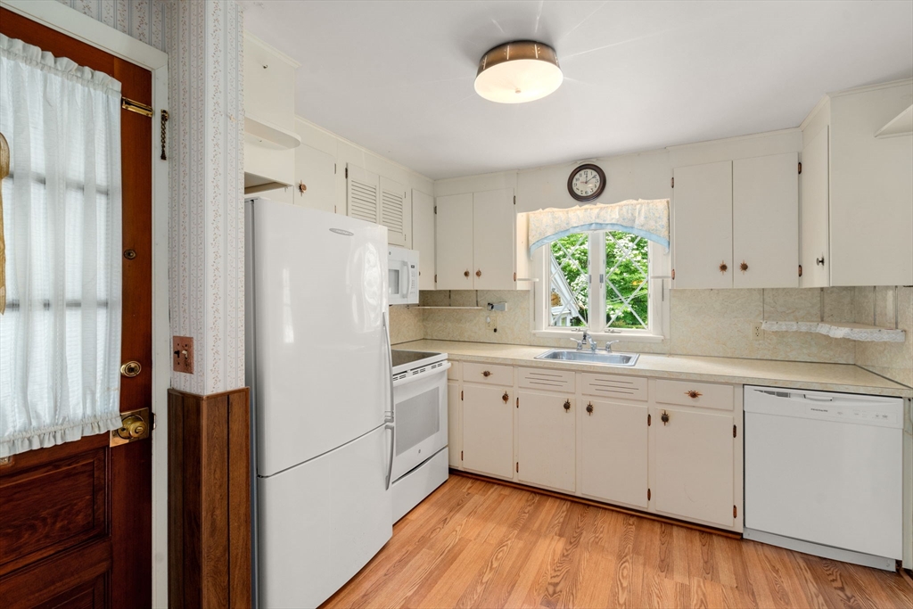 10 Davis Road Hudson, MA 01749 - Photo 17 of 38