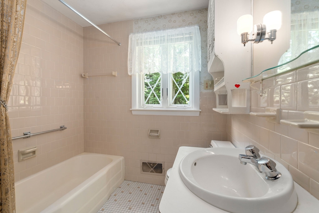 10 Davis Road Hudson, MA 01749 - Photo 23 of 38