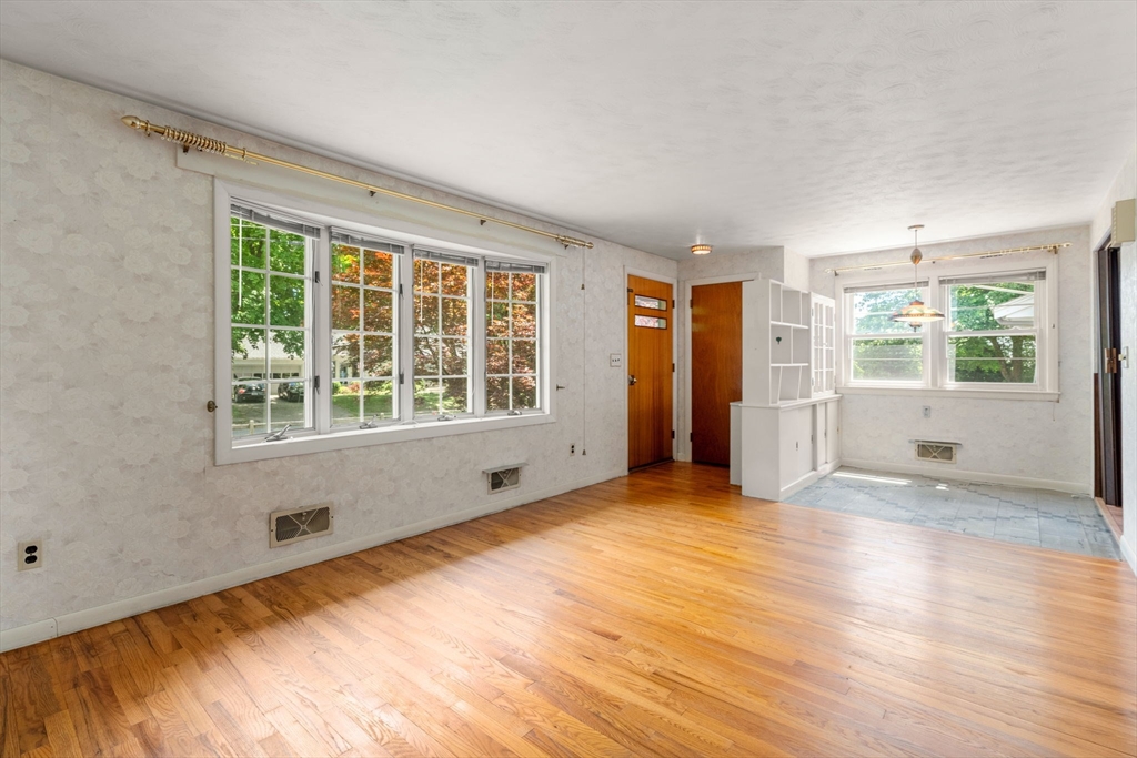 10 Davis Road Hudson, MA 01749 - Photo 8 of 38