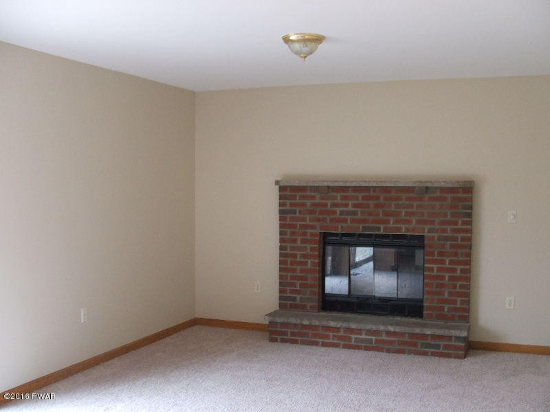 206 Segatti Bushkill, PA 18324 - Photo 5 of 8