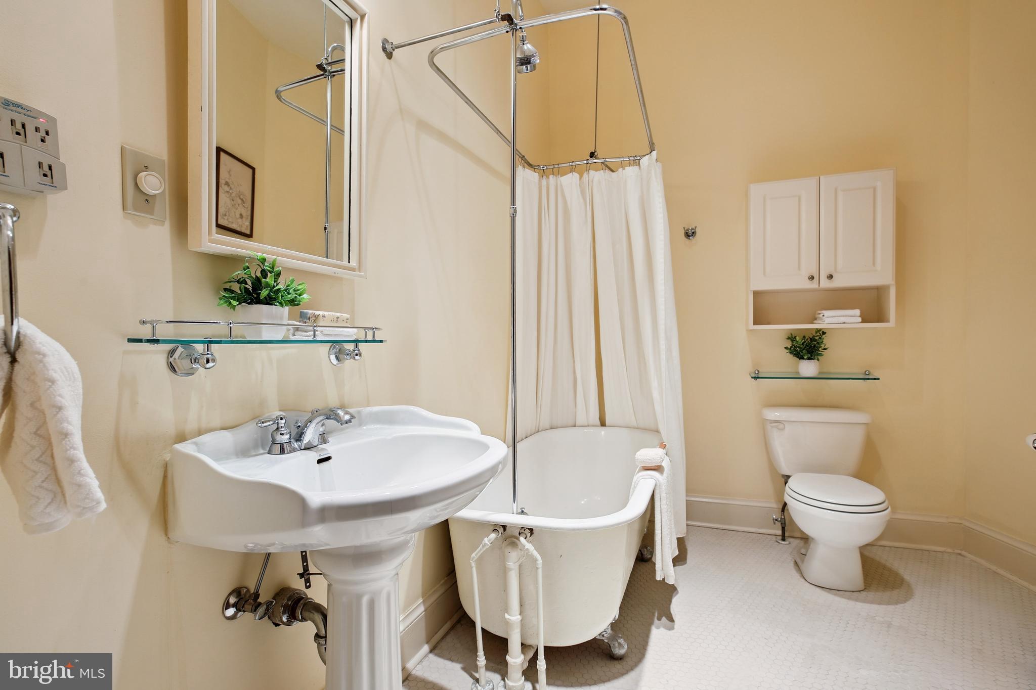 17 Logan Circle Northwest Washington, DC 20005 - Photo 18 of 56 Full Bath #1