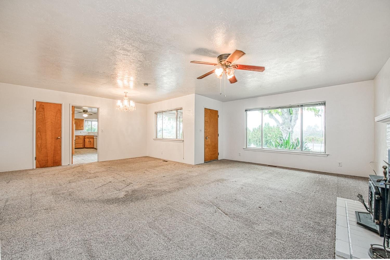 13130 South Henderson Road Caruthers, CA 93609 - Photo 11 of 36 a view of n empty room with window and ceiling fan