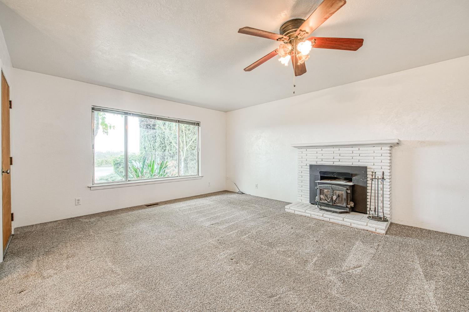 13130 South Henderson Road Caruthers, CA 93609 - Photo 20 of 36 an empty room with fan and windows