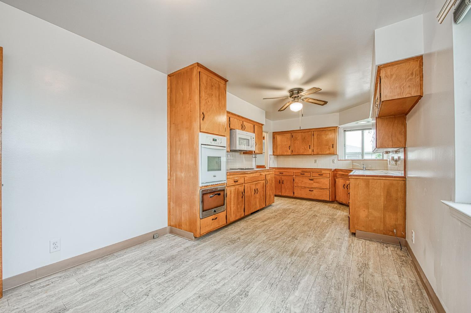 13130 South Henderson Road Caruthers, CA 93609 - Photo 3 of 36