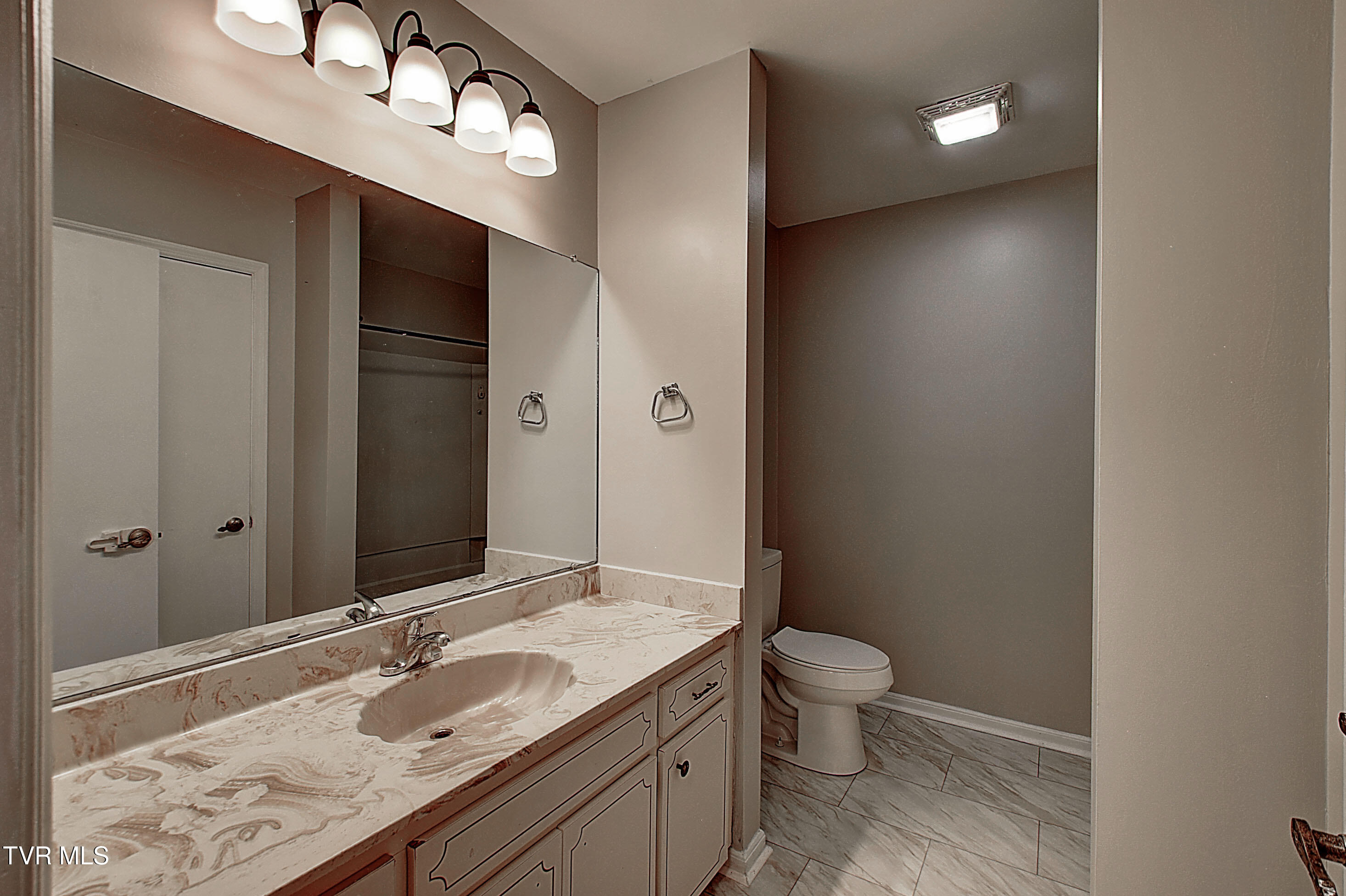 515 Pilgrim Court, Unit D Johnson City, TN 37601 - Photo 23 of 30 DSC_0325And8more