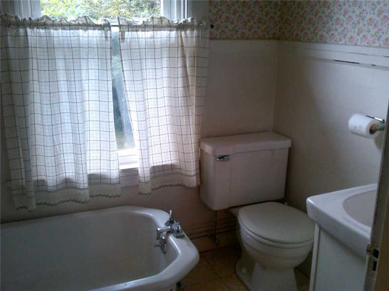 133 Brookfield Road East Providence, RI 02915 - Photo 16 of 16 Bathroom.