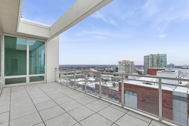 $689,000 | 1570 Elmwood Avenue, Unit 1504, Evanston, IL 60201