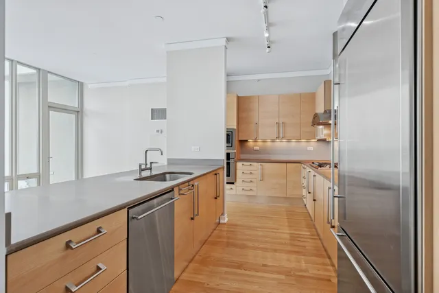 $689,000 | 1570 Elmwood Avenue, Unit 1504, Evanston, IL 60201