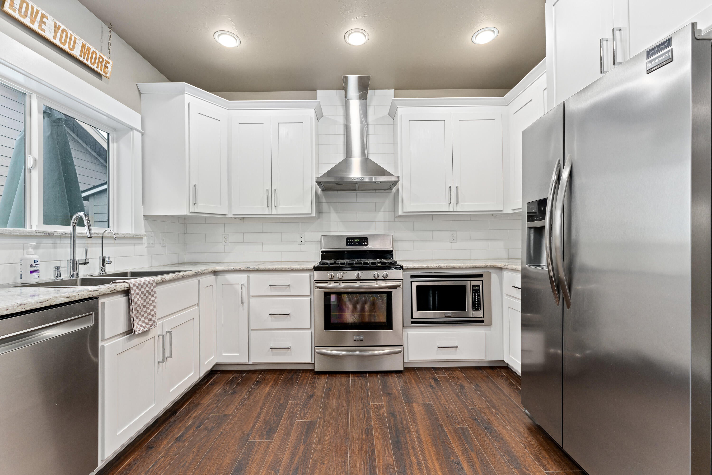 1184 Boulder Ridge Street Central Point, OR 97502 - Photo 5 of 26 Kitchen