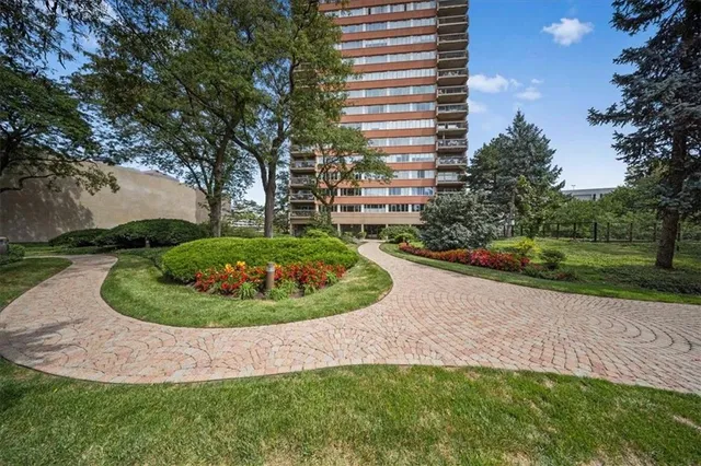 $549,000 | 2510 Grand Boulevard, Unit 1604, Kansas City, MO 64108