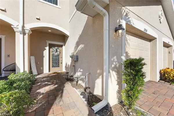 a entryway view with a fountain in front of a house