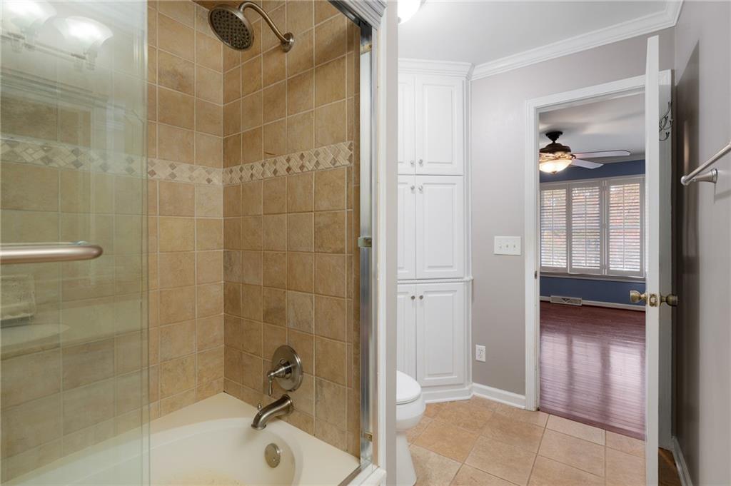 127 Windsor Drive Calhoun, GA 30701 - Photo 23 of 57 a bathroom with a tub and shower