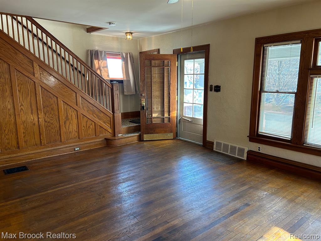 365 West Iroquois Road Pontiac, MI 48341 - Photo 2 of 15