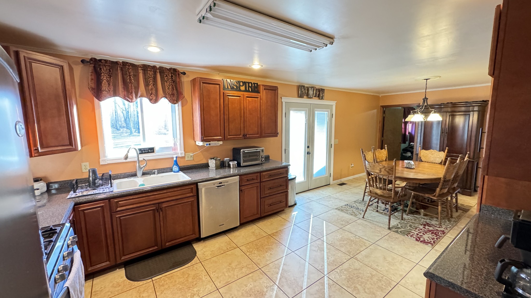 510 Brandon Road Manchester, TN 37355 - Photo 32 of 50 a large kitchen with a large window and chairs