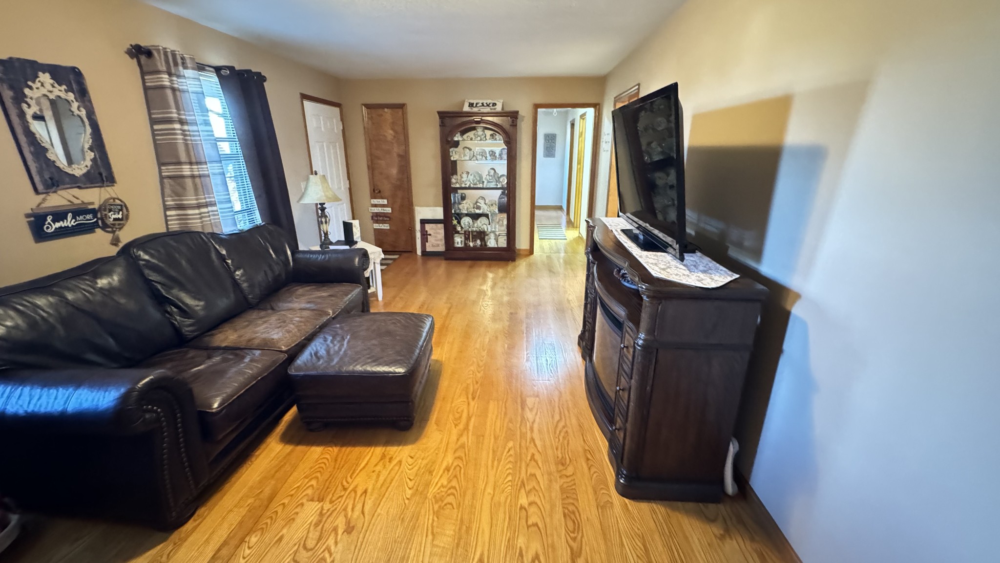 510 Brandon Road Manchester, TN 37355 - Photo 37 of 50 a living room with furniture and a flat screen tv