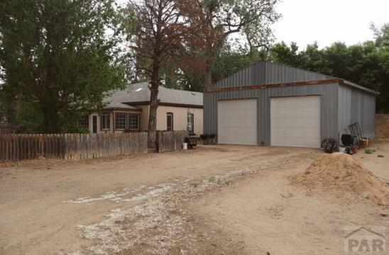 11229 County Rd JJ 5 Manzanola, CO 81058 - Photo 4 of 32 a backyard of a house with table and chairs