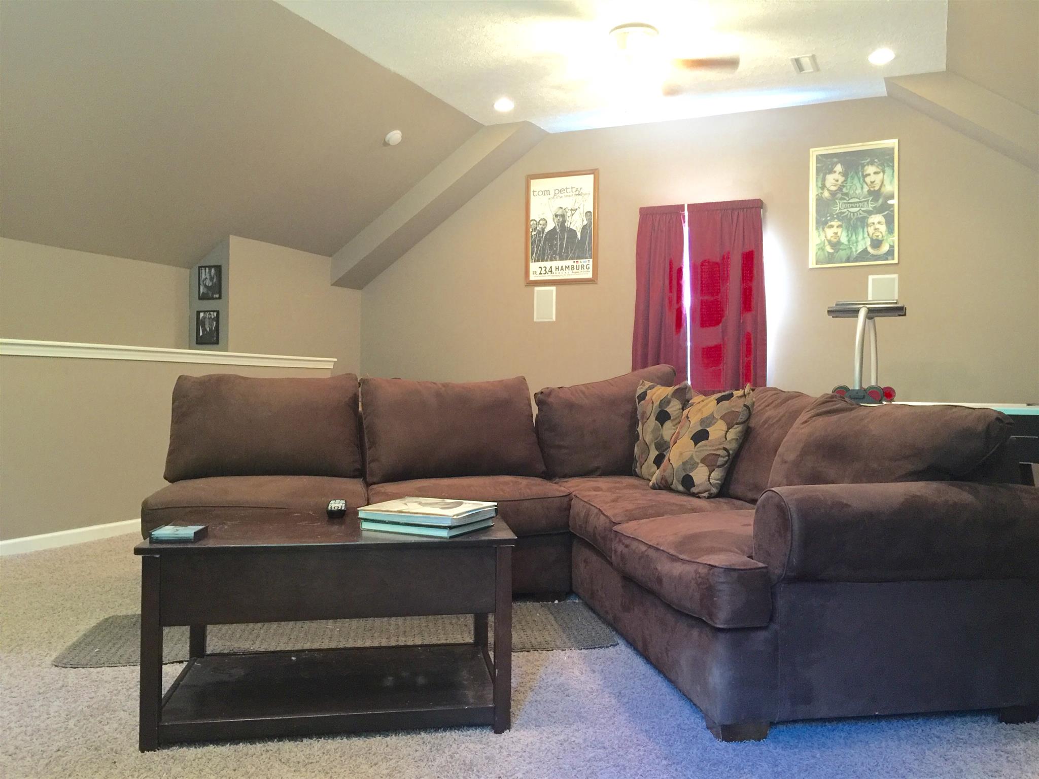 6762 New Chapel Road Springfield, TN 37172 - Photo 23 of 30 a living room with furniture and a lamp