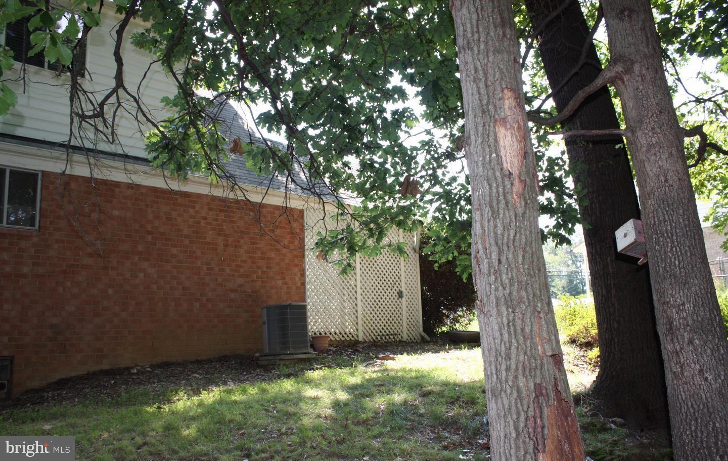 6901 Rolling Road Springfield, VA 22152 - Photo 20 of 20 Back/Side Yard
