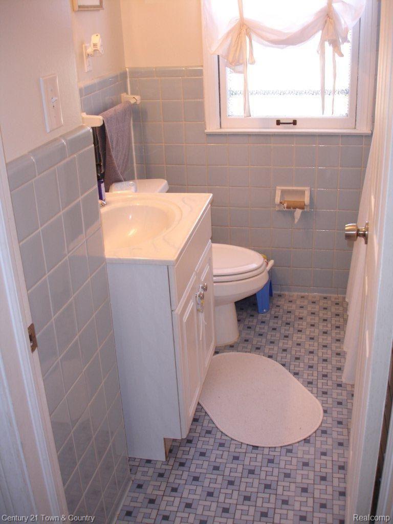 1511 East Maple Road Birmingham, MI 48009 - Photo 11 of 23 Light & Bright First Floor Bath